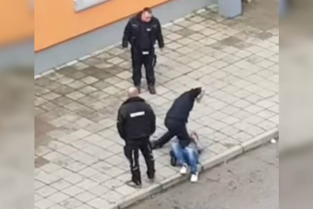 Attacke in Sachsen-Anhalt: Szene aus dem Video, das den Angriff in der Asylunterkunft in Halberstadt zeigt.