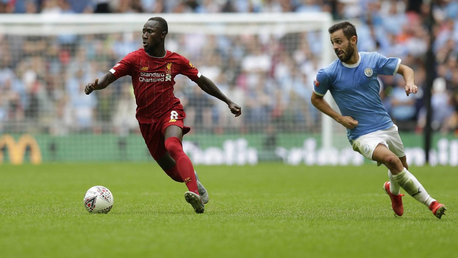 Naby Keita (l.) treibt den Ball im Mittelfeld voran: Trainer Klopp setzt große Hoffnungen in den Ex-Leipziger.