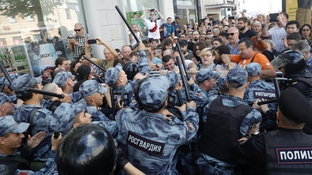 Nach den Protesten und Massenfestnahmen in Moskau hat das russische Außenministerium einen Diplomaten der US-Botschaft in Moskau einbestellt. Nach den Protesten und Massenfestnahmen in Moskau hat das russische Außenministerium einen Diplomaten der US-Botschaft in Moskau einbestellt.