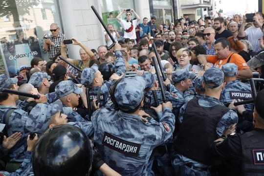 Nach den Protesten und Massenfestnahmen in Moskau hat das russische Außenministerium einen Diplomaten der US-Botschaft in Moskau einbestellt.