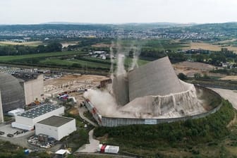 Der Kühlturms des Kernkraftwerks Mülheim-Kärlich stürzt kontrolliert zusammen, nachdem Bagger nacheinander die Stützen entfernt haben.