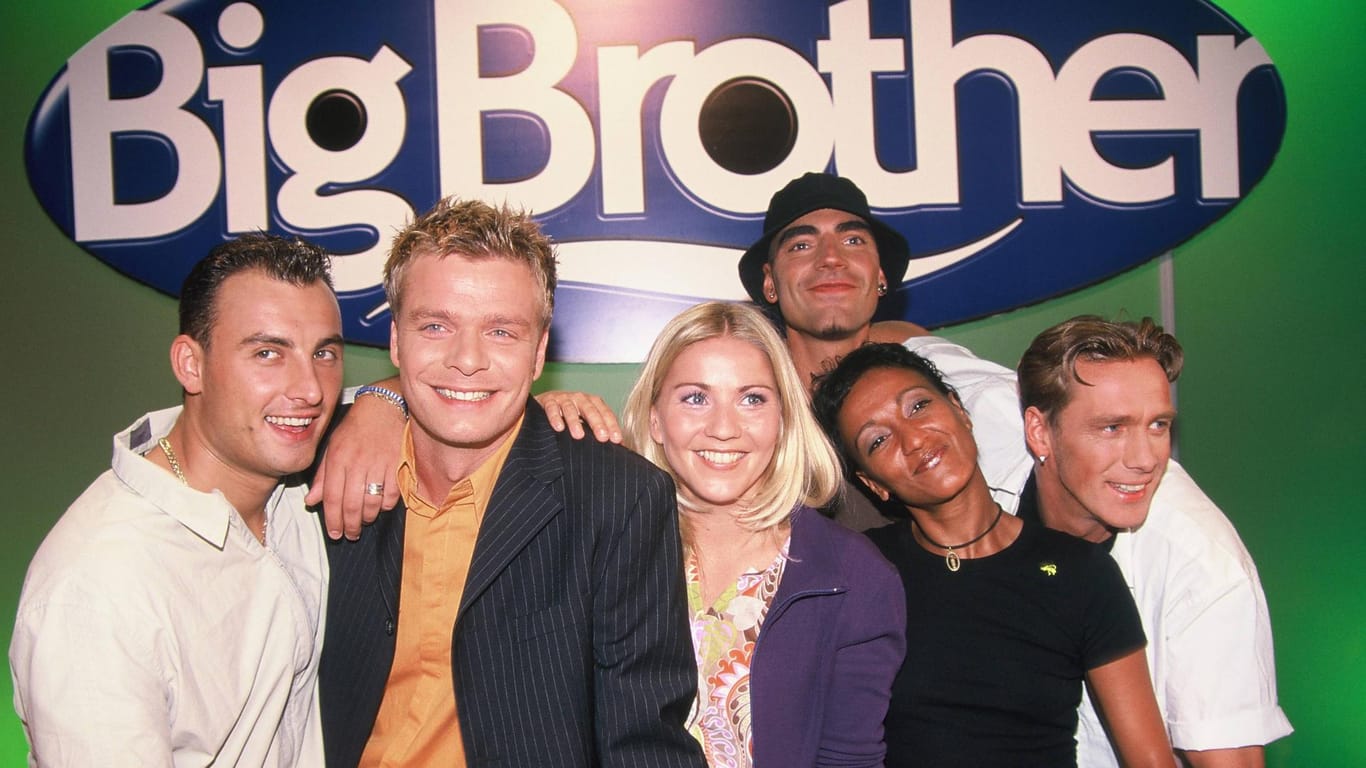 Die "Big Brother"-Stars von der ersten Staffel: Neben den Moderatoren Oliver Geissen und Aleks Bechtel sind Zlatko, Sieger John, Andrea und Jürgen für ein Gruppenfoto zusammengekommen.