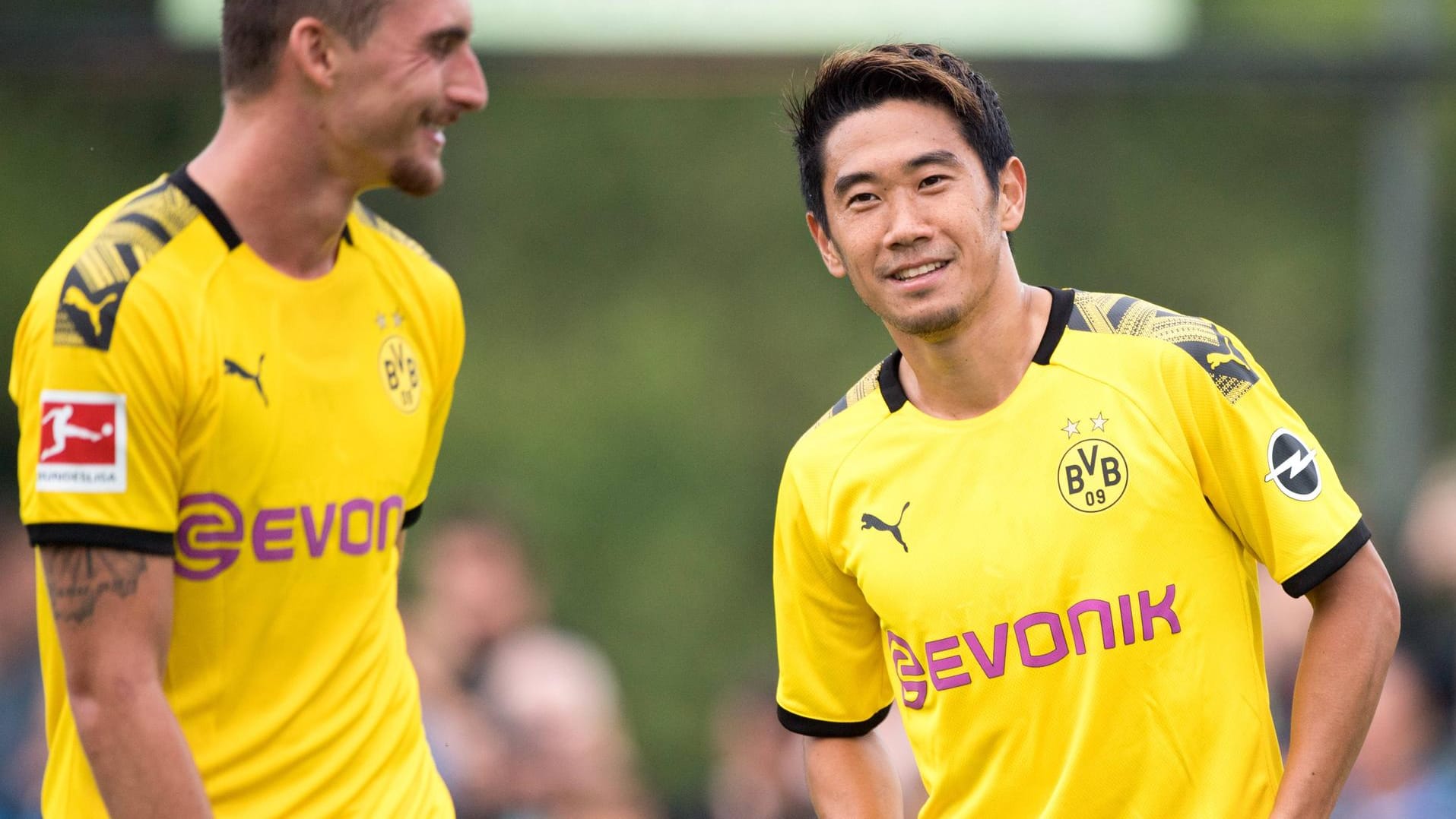 Shinji Kagawa (r.) mit Maximilian Philipp: Beide Reservisten verlassen den BVB.