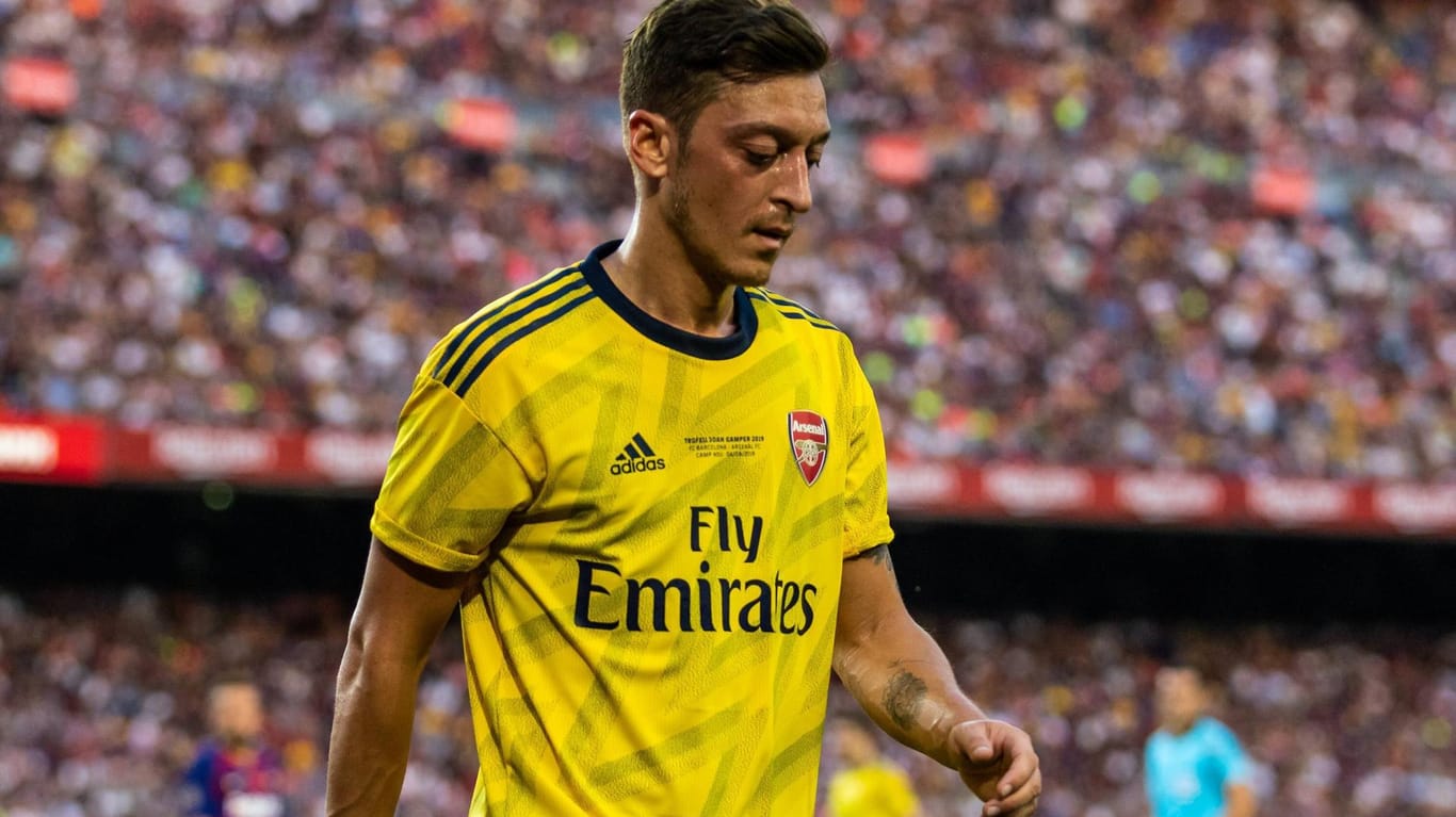 Mesut Özil: Der Arsenal-Star steht gemeinsam mit Sead Kolasinac nicht im Kader des FC Arsenal – der genaue Grund ist unklar.