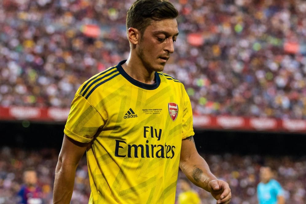 Mesut Özil: Der Arsenal-Star steht gemeinsam mit Sead Kolasinac nicht im Kader des FC Arsenal – der genaue Grund ist unklar.