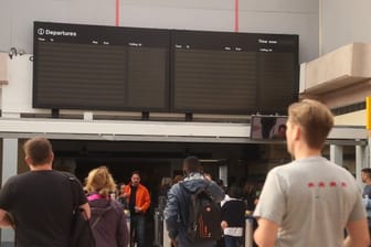 In einer Londoner Bahnstation bleiben die Anzeigetafeln während des Stromausfalls schwarz.