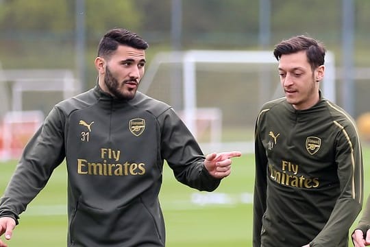 Sead Kolasinac (l) und Mesut Özil stehen nicht im Kader des FC Arsenal.