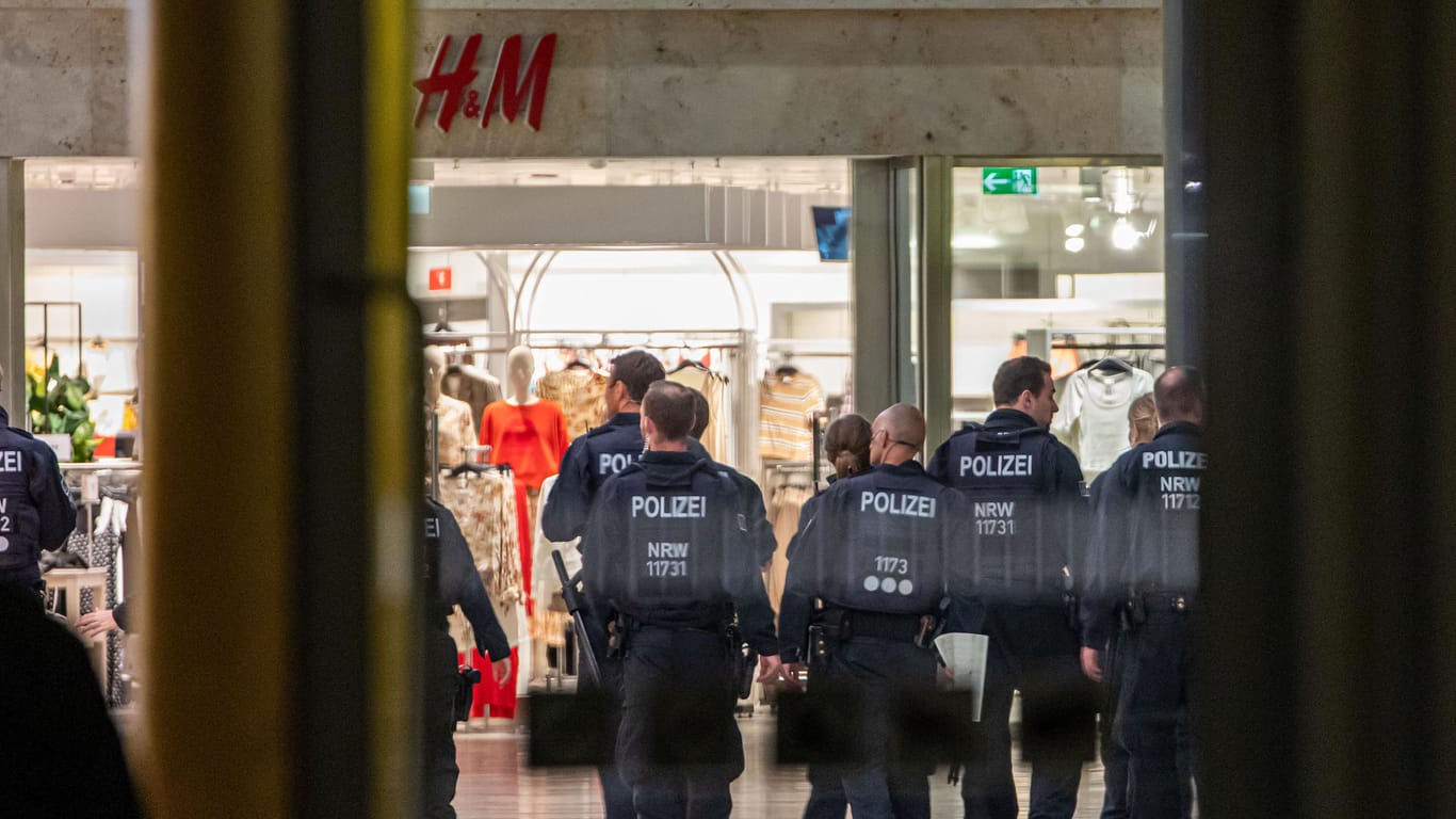 Polizeibeamte gehen durch ein Einkaufszentrum in Duisburg