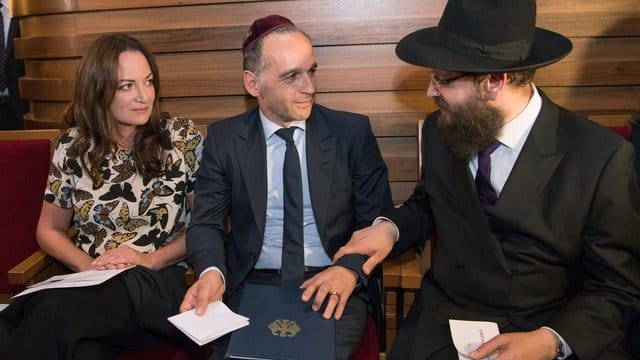 Schauspielerin Natalia Wörner, ihr Mann, Außenminister Heiko Maas und Rabbiner Yehuda Teichtal in der Synagoge in Berlin-Wilmersdorf.