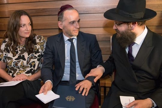 Schauspielerin Natalia Wörner, ihr Mann, Außenminister Heiko Maas und Rabbiner Yehuda Teichtal in der Synagoge in Berlin-Wilmersdorf.