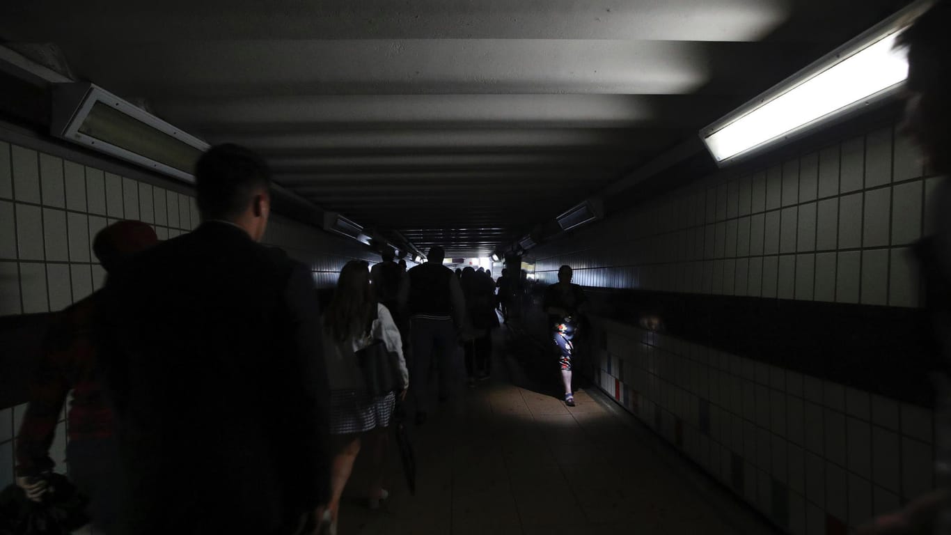 Dunkelheit im Bahnhof Clapham Junction in London: Viele Bahnhöfe waren von dem Stromausfall betroffen.