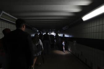 Dunkelheit im Bahnhof Clapham Junction in London: Viele Bahnhöfe waren von dem Stromausfall betroffen.