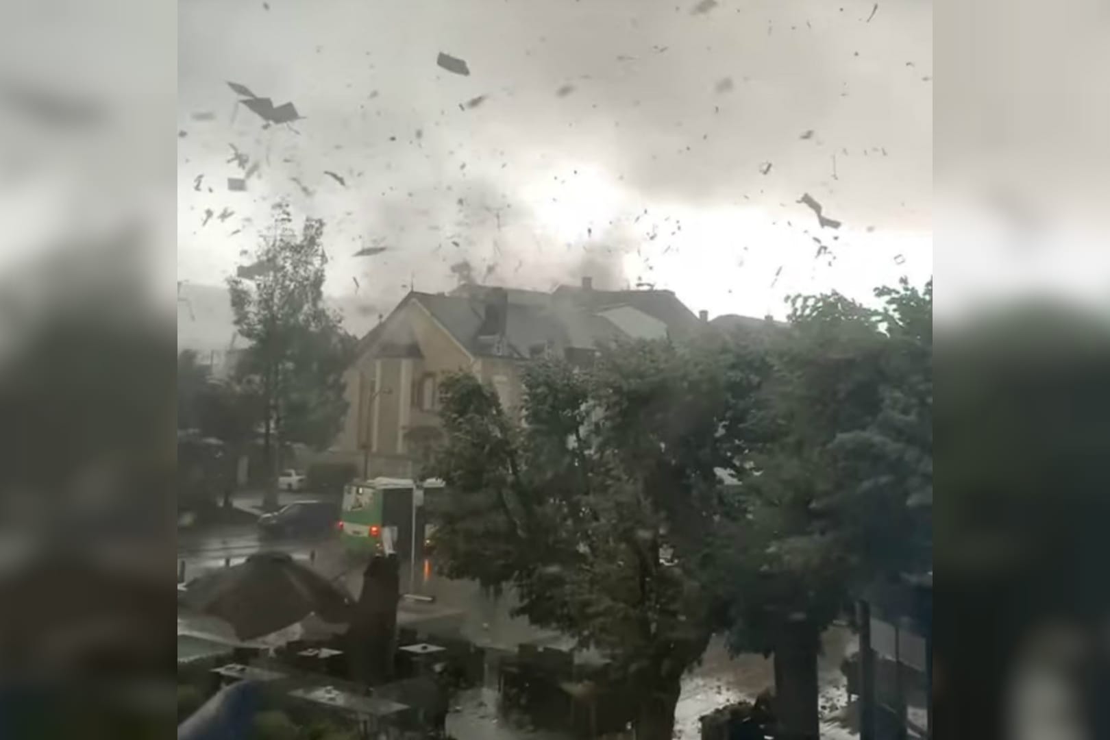 Tornado in Luxemburg: Der Wirbelsturm richtete im Süden des Nachbarlandes erhebliche Schäden an.