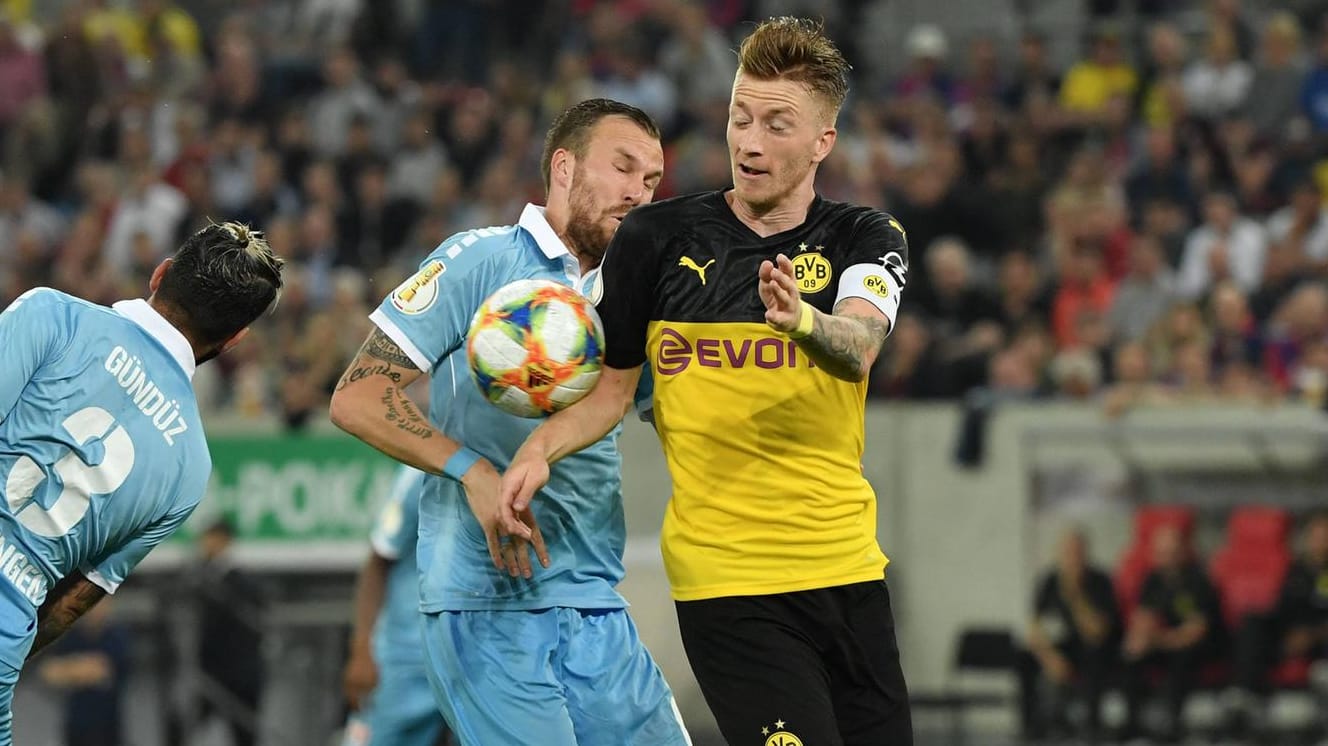 Marco Reus ist vor seinem Tor mit dem Oberarm am Ball: Die Szene sorgt auch nach dem Pokalduell noch für Diskussionen.