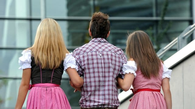 Junge Leute gehen zur Eröffnungsparty der Allgäuer Festwoche