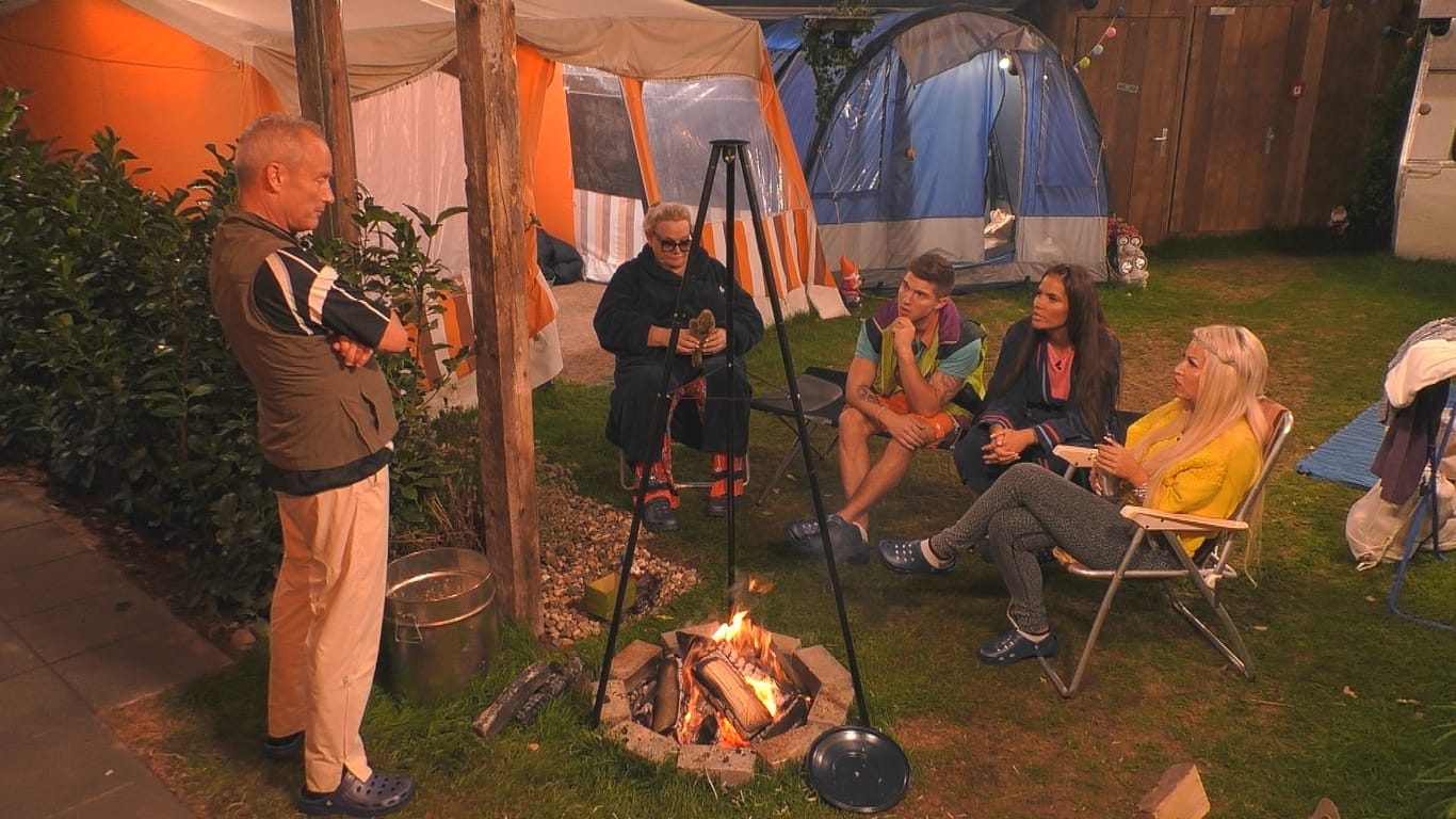 Neun Bewohner wohnen auf dem Campingplatz.