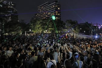 Eine Demonstration mit Laserpointern in Hongkong am Donnerstagabend.