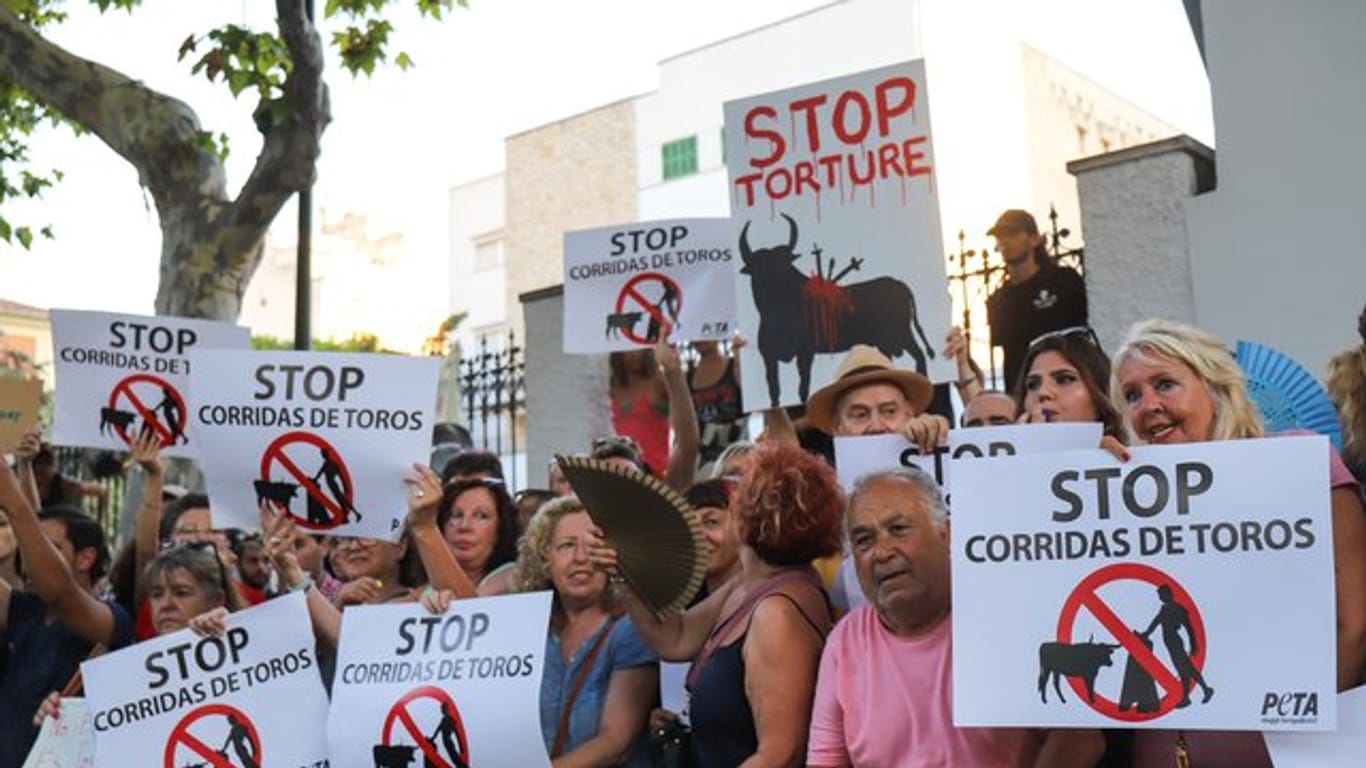In Palma protestieren Demonstranten gegen die Wiederaufnahme von Stierkämpfen auf Mallorca.