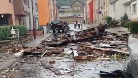 Trümmer auf einer Straße in Petingen: In Luxemburg hat ein Tornado gewütet.