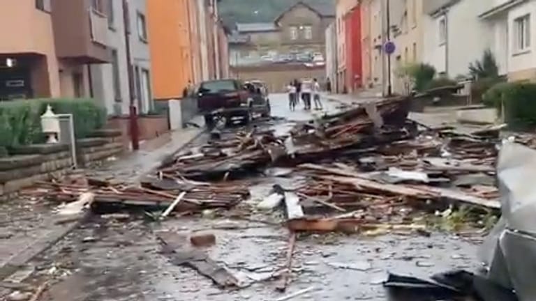 Trümmer auf einer Straße in Petingen: In Luxemburg hat ein Tornado gewütet.