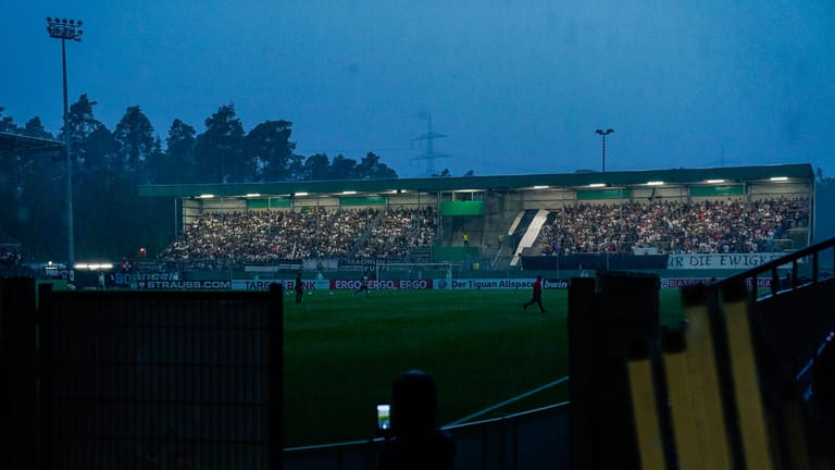 Unwetter in Sandhausen: Im Spiel gegen Borussia Mönchengladbach war kurzzeitig das Flutlicht ausgefallen.