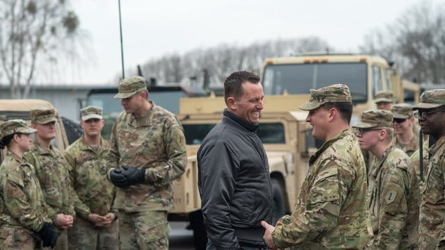 US-Botschafter Richard Grenell (M) spricht in der Clausewitz-Kaserne in Burg in Sachsen-Anhalt mit Soldaten der US-Armee.