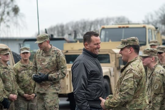 US-Botschafter Richard Grenell (M) spricht in der Clausewitz-Kaserne in Burg in Sachsen-Anhalt mit Soldaten der US-Armee.