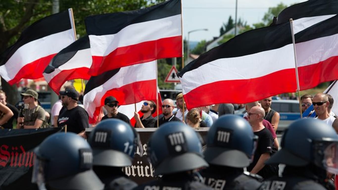 Anhänger der rechtsextremen Kleinstpartei "Die Rechte" demonstrieren in Kassel.