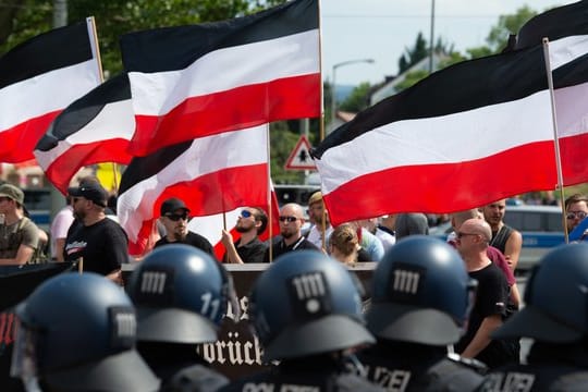 Anhänger der rechtsextremen Kleinstpartei "Die Rechte" demonstrieren in Kassel.