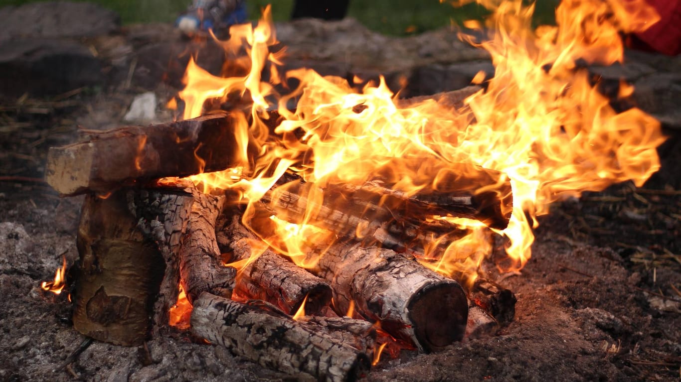 Brennendes Holz: Eine Gruselgeschichte am Lagerfeuer war in Niederbayern Grund für einen Polizeieinsatz. (Symbolbild)