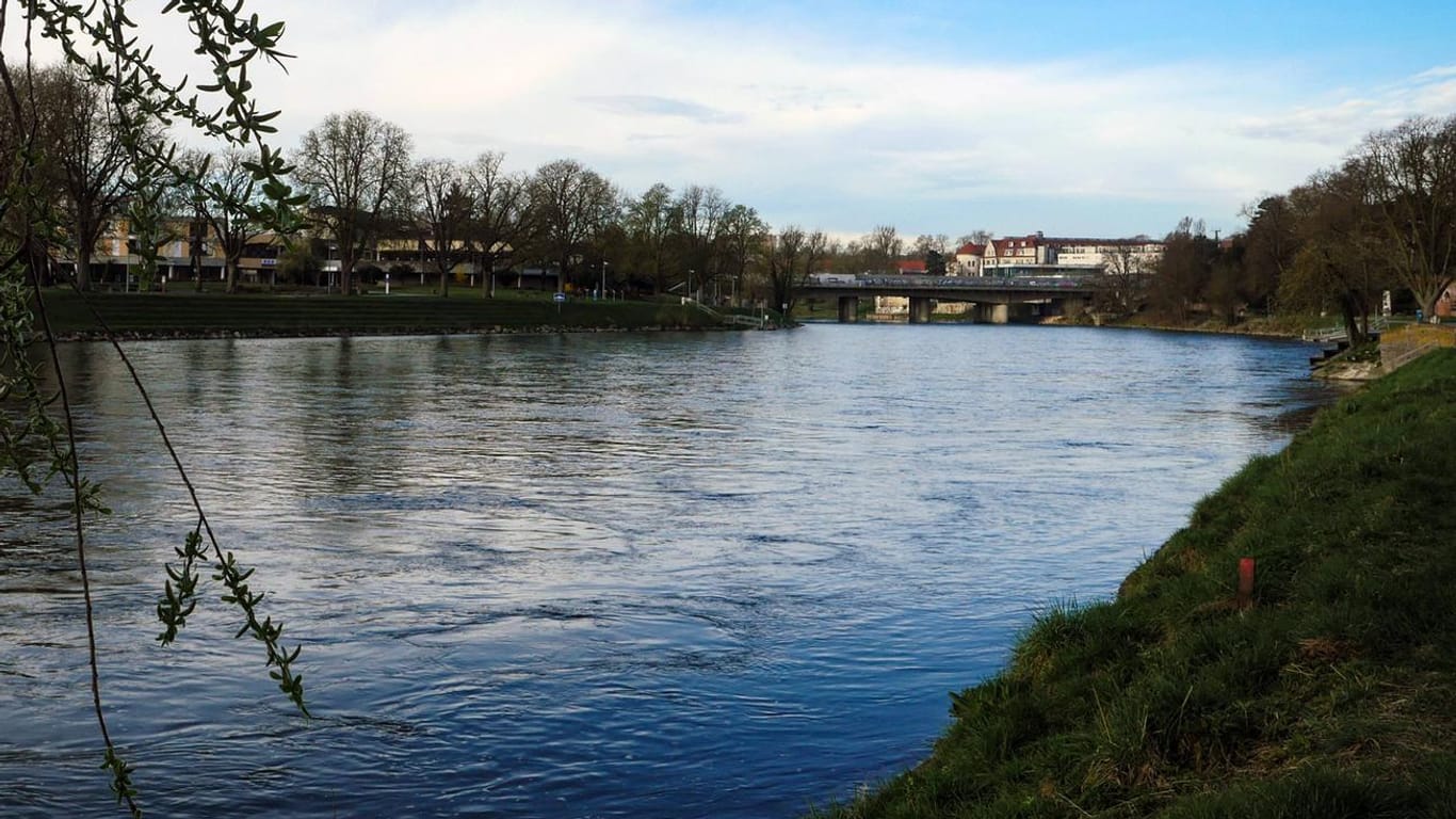Donau: Eine Frau ist ihrem Handy in den Fluss hinterher gesprungen und verschwand dann selber für kurze Zeit. (Symbolbild)