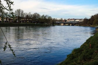 Donau: Eine Frau ist ihrem Handy in den Fluss hinterher gesprungen und verschwand dann selber für kurze Zeit. (Symbolbild)