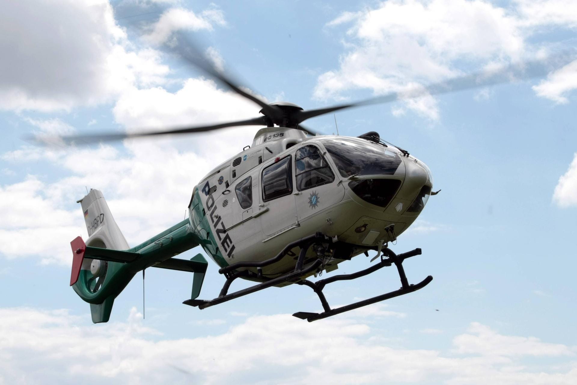 Polizeihubschrauber: Bei der Rettung des 49-Jährigen wurde auch ein Helikopter der Polizei Bayern eingesetzt. (Symbolbild)