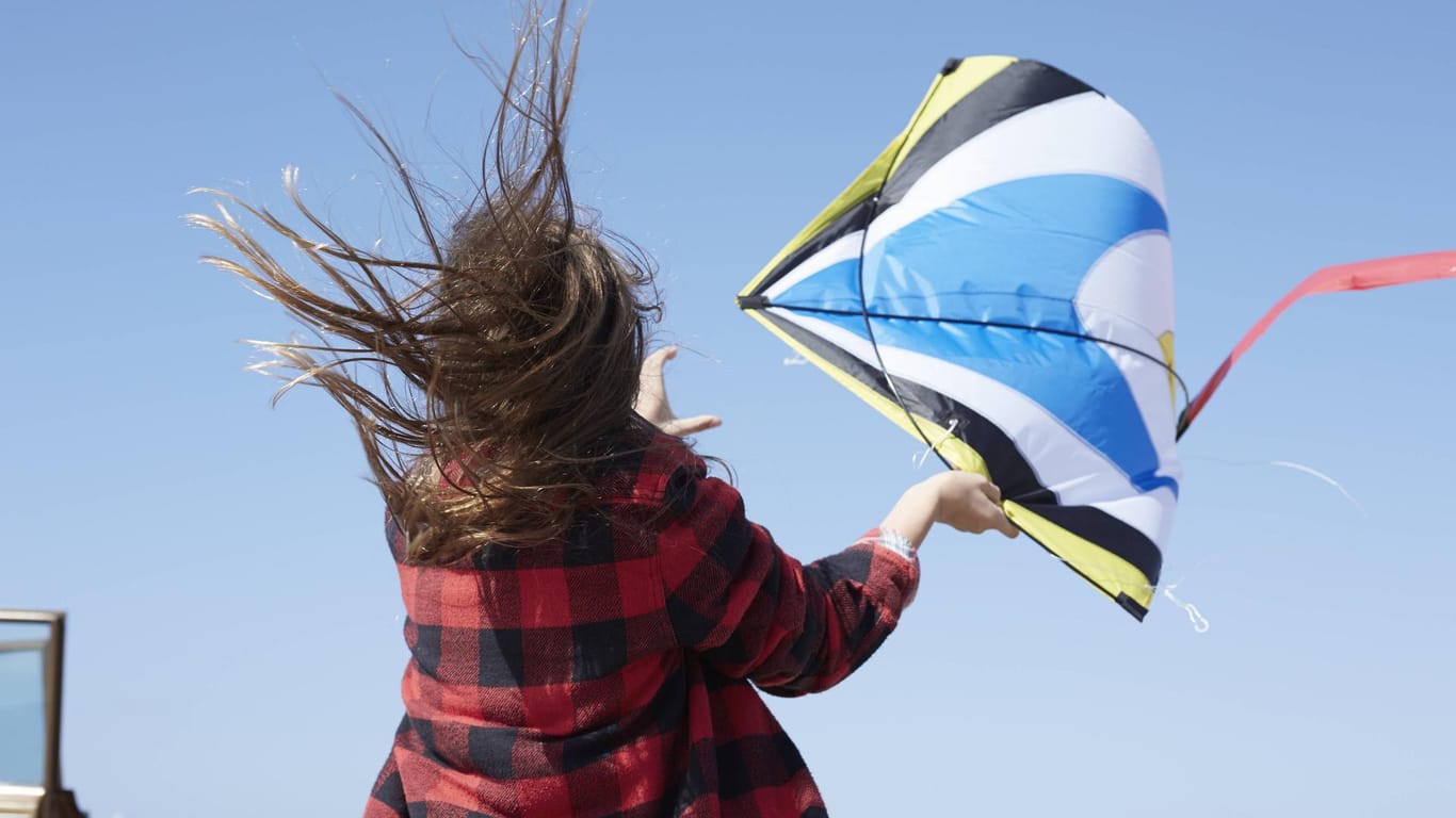 Frau im Wind: Der Wochenbeginn wird von kühler Atlantikluft beherrscht. (Symbolbild)