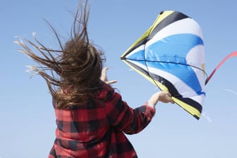 Frau im Wind: Der Wochenbeginn wird von kühler Atlantikluft beherrscht. (Symbolbild)