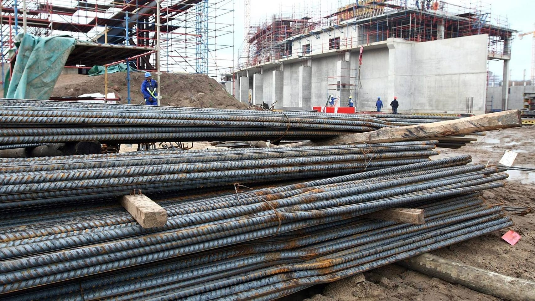 Eisenstangen auf einer Baustelle: Ein Mann wurde von mehreren Stangen durchbohrt und schwer verletzt. (Symbolbild) Eisenstangen auf einer Baustelle: Ein Mann wurde von mehreren Stangen durchbohrt und schwer verletzt. (Symbolbild)