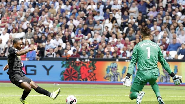 Dreifach-Torschütze Raheem Sterling (l) schiebt zum 2:0 für Man City ein. Dreifach-Torschütze Raheem Sterling (l) schiebt zum 2:0 für Man City ein.