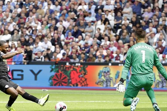 Dreifach-Torschütze Raheem Sterling (l) schiebt zum 2:0 für Man City ein.