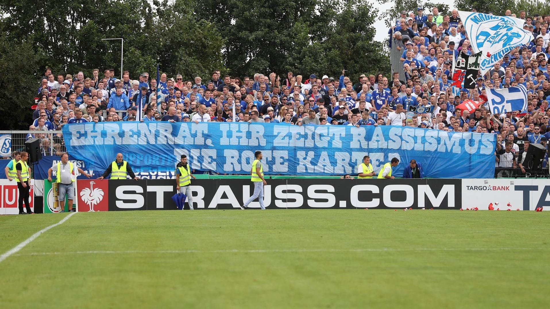 Die Schalker Choreographie. Kurz darauf wechselte die Choreo in eine direkte Nachricht an Clemens Tönnies.