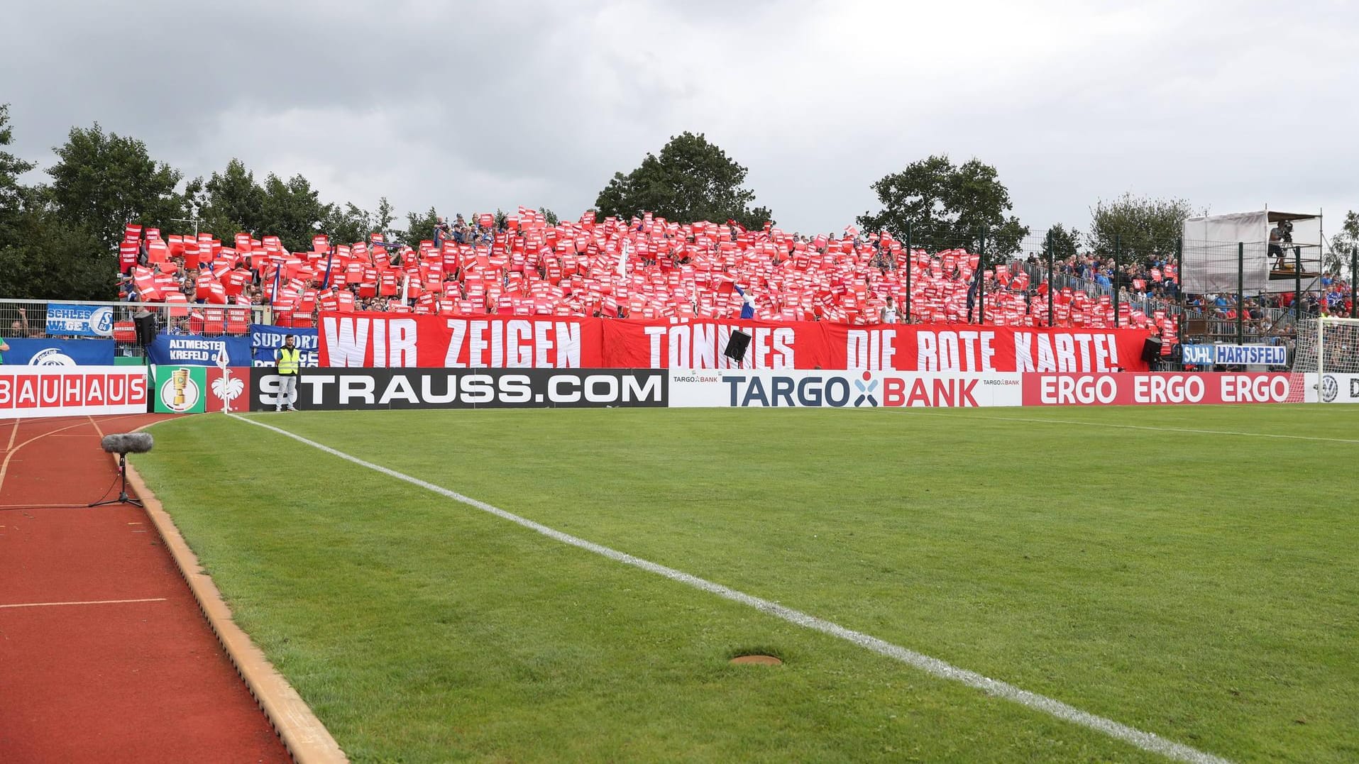 Klare Kante: Die Choreo der Schalker Fans im Spiel gegen Drochtersen Assel.