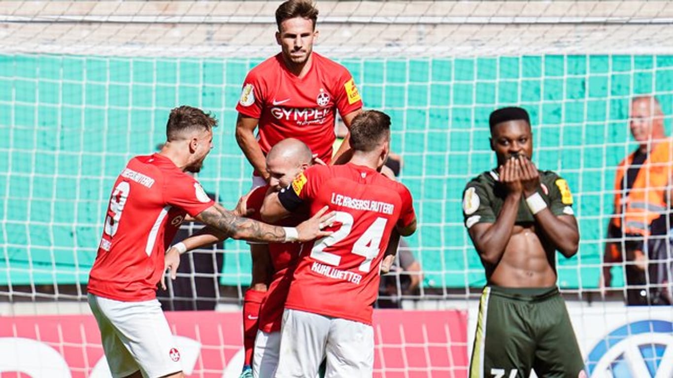 Kaiserslauterns Elfmeter-Torschütze Manfred Starke (M) jubelt mit Mannschaftskollegen über das Tor zum 1:0.