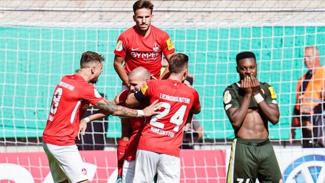 Kaiserslauterns Elfmeter-Torschütze Manfred Starke (M) jubelt mit Mannschaftskollegen über das Tor zum 1:0. Kaiserslauterns Elfmeter-Torschütze Manfred Starke (M) jubelt mit Mannschaftskollegen über das Tor zum 1:0.