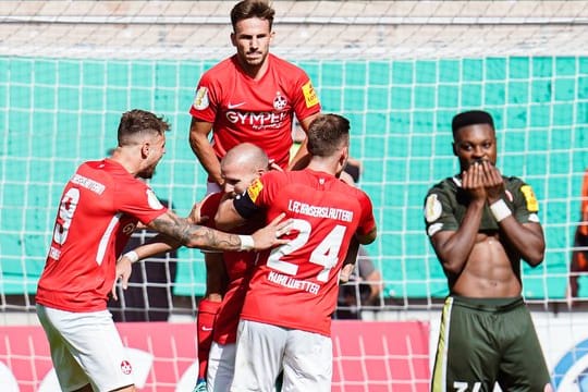 Kaiserslauterns Elfmeter-Torschütze Manfred Starke (M) jubelt mit Mannschaftskollegen über das Tor zum 1:0.