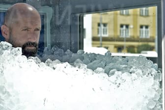 Wien: Josef Köberl nimmt ein eisiges Bad.