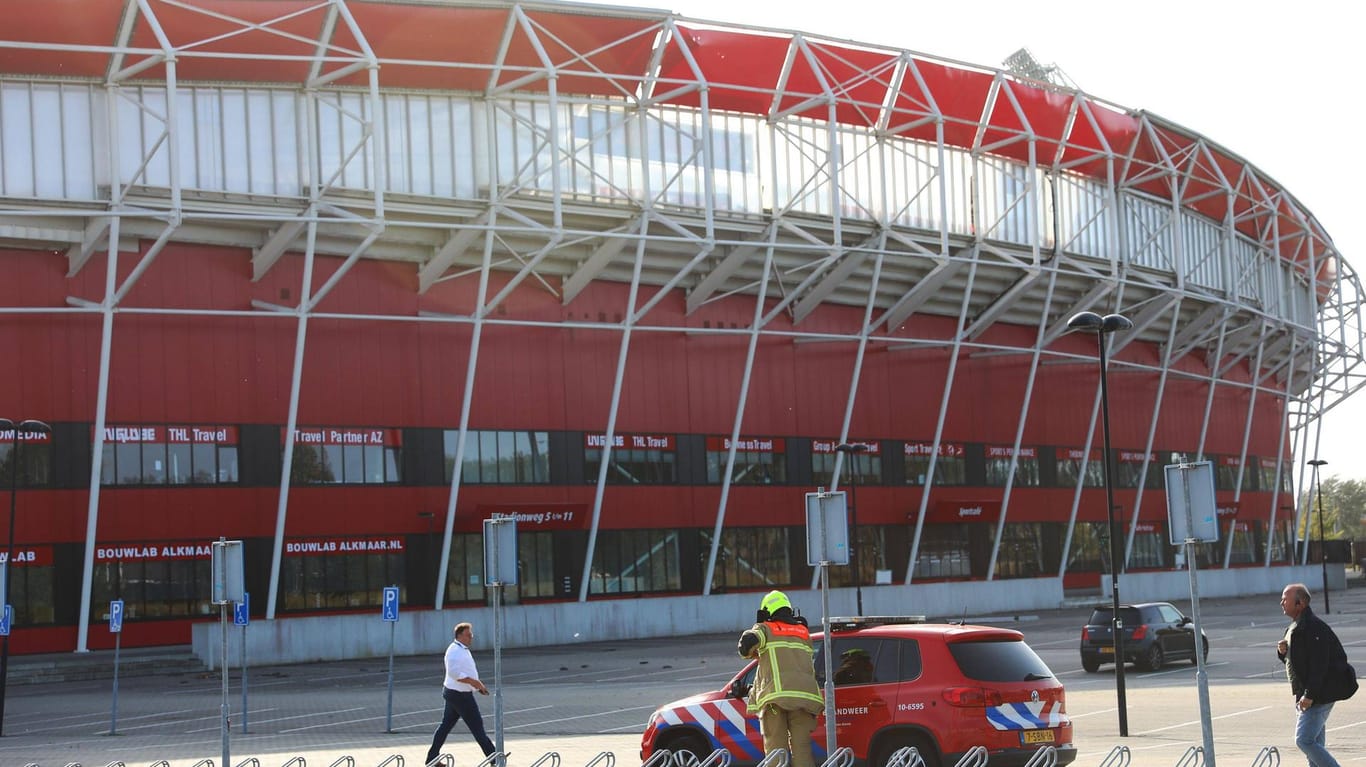 Das Stadion des AZ Alkmaar von außen: am oberen Rand ist der Einsturz zu erahnen.