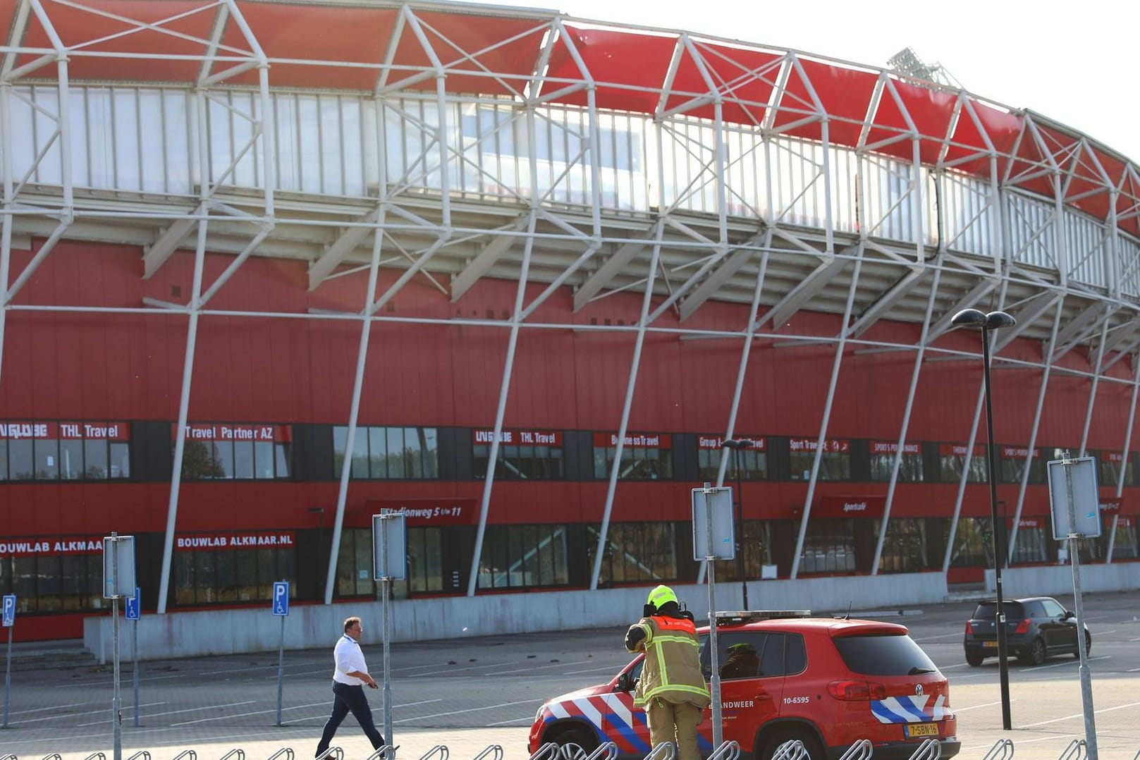 Das Stadion des AZ Alkmaar von außen: am oberen Rand ist der Einsturz zu erahnen.