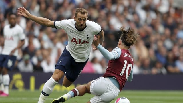 Tottenhams Harry Kane (l) kämpft mit Aston Villas Jack Grealish um den Ball. Tottenhams Harry Kane (l) kämpft mit Aston Villas Jack Grealish um den Ball.