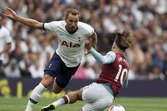 Tottenhams Harry Kane (l) kämpft mit Aston Villas Jack Grealish um den Ball.