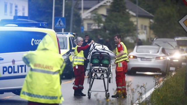 Rettungssanitäter treffen am Einsatzort ein.