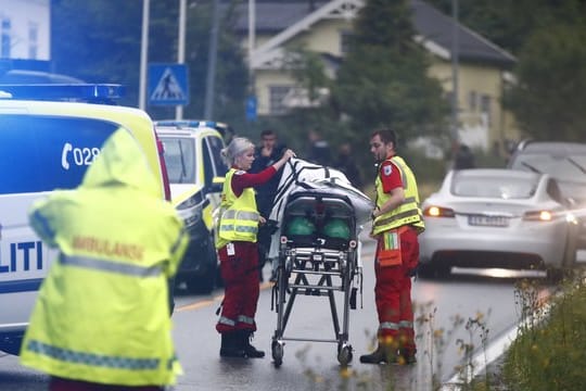 Rettungssanitäter treffen am Einsatzort ein.